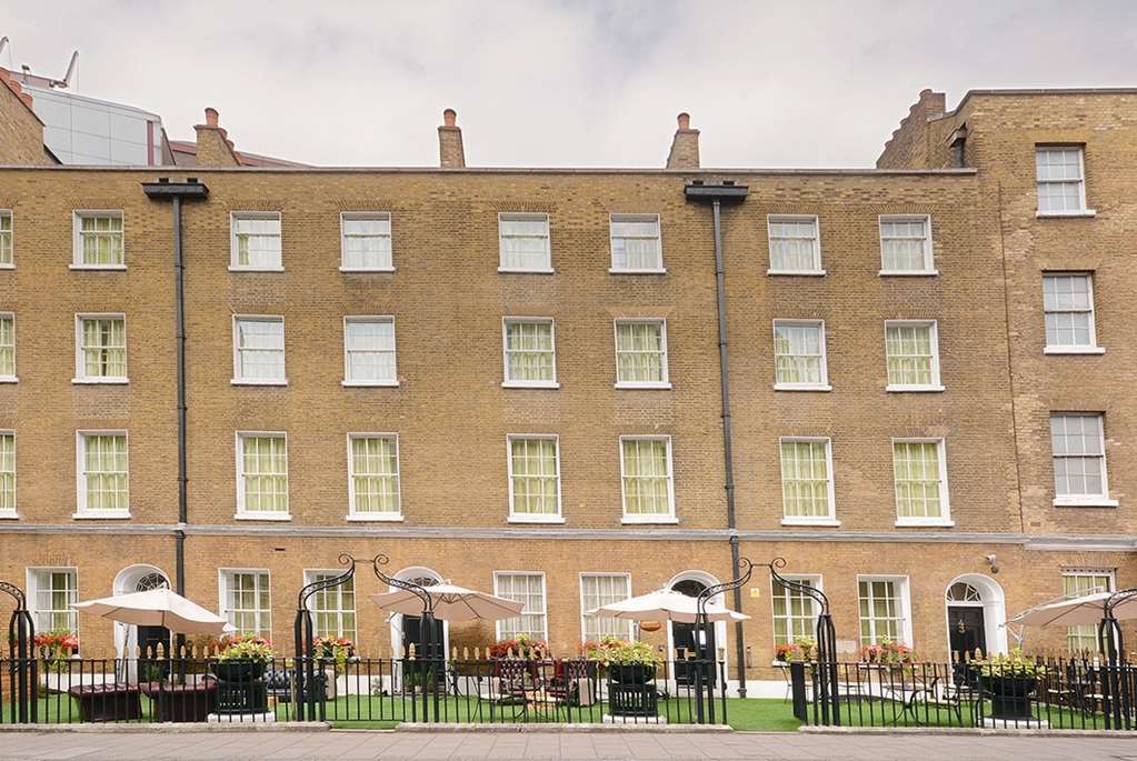 Montcalm Brewery Townhouse Ξενοδοχείο Λονδίνο Εξωτερικό φωτογραφία The photo shows a brick building with several windows on its facade. The structure appears to be three stories tall, featuring a symmetrical design with multiple windows that have white frames. In front of the building, there is a landscaped area wit